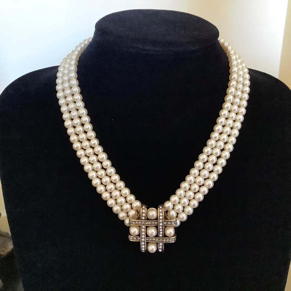 Heidi Daus Tic Tac Toe Three Strand Crystal Beaded Faux Pearl Necklace White - Picture 1 of 8